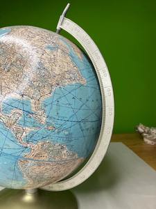 Globo terráqueo artesanal de metal galvanizado con detalles industriales remachados y un eje de metal cepillado para apartamentos estilo loft - Product Image 2