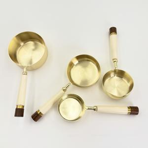 Tasses et cuillères à mesurer en métal écologiques de qualité supérieure avec poignée en résine blanche, outils de pâtisserie au prix le plus bas en Inde - Product Image 3