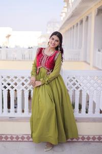 Vestido Largo de Terciopelo Mal Chanderi con Cuentas y Lentejuelas Bordadas - Estilo Moderno para Bodas, Diwali y Bailes de Graduación - Product Image 3
