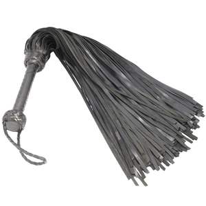 Flogger de piel de oveja con hebilla de acero de 2.5 cm de ancho, estampado por transferencia térmica con diseño de aguja, agarre cómodo y tiras largas y fluidas. - Product Image 1