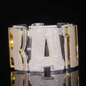 Bracelet en or 18 carats plaqué or, serti de diamants taille brillant ronds, bijou élégant et tendance, disponible à la vente. - Product Image 1
