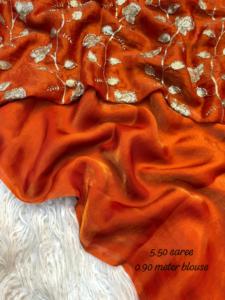 Sari de seda elegante de dos tonos con bordado de cuentas pesadas, borde festoneado y blusa en contraste, ideal para fiestas y bodas, resistente a la humedad. - Product Image 2