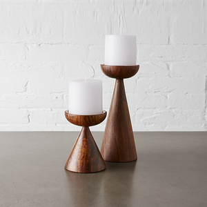 Elegante par de candelabros cónicos de madera de estilo moderno de mediados de siglo, con copas plateadas pulidas, perfectos para una decoración de mesa elegante. - Product Image 6