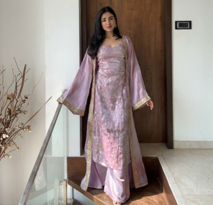 ชุดผ้าไหมลายลาเวนเดอร์ จิมี ซิลค์ 3 ชิ้น สไตล์ชาติพันธุ์ |   ชุดคุर्ติปักลายหนักพร้อมกางเกงปาลาซโซ่และเสื้อโค้ทยาวแบบมีประกาย เหมาะสำหรับงานอีด - Product Image 1