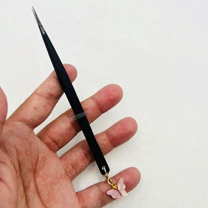 Pince à cils noire de haute qualité en acier durable avec breloque papillon pour extensions de cils, maintien robuste pour les extensions - Product Image 5