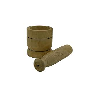 Mortero y pilón de madera para triturar ajo, hierbas, especias y semillas, ideal para preparar recetas saludables en la cocina del hogar. - Product Image 3