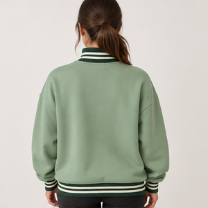Sudadera de cuello alto para mujer, color verde salvia, con ribete de rayas blancas, letras estilo universitario, manga larga, logotipo personalizado - Product Image 3