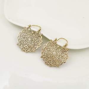 Boucles d'oreilles créoles en laiton plaqué or, motif floral, tendance, unisexe, bijoux cadeau - Product Image 2
