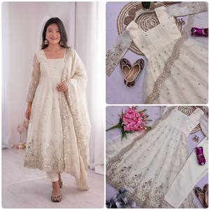Ensemble Anarkali 3 pièces tendance de luxe, violet foncé bicolore, en soie Fandy, coupe ajustée, longueur ras du sol, style indien pakistanais, pour l'hiver - Product Image 2