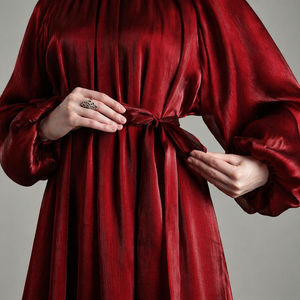 เดรสยาวคอสูงสีแดงเลือดหมูประกายมุก |   ชุดราตรีทรงเอไลน์แบบเรียบหรู แขนทรงโคมไฟ ผ้าพลิ้วไหว เหมาะสำหรับงานเลี้ยง - Product Image 5