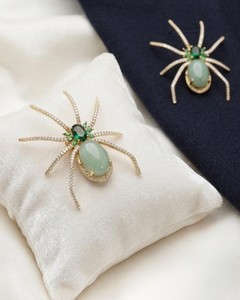 Broche ethnique plaquée or avec jade, émeraude ovale, zircon et pierres, pour femme et homme, idéale pour mariage et soirée - Product Image 1