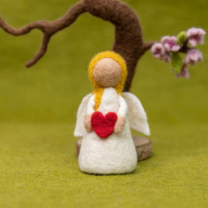 Adorno de Hada de Fieltro de Lana Hecho a Mano, Muñeca Ángel con Corazón, Hada Waldorf Colgante para Decoración de Árbol de Navidad, Venta al por Mayor - Product Image 2