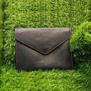 กระเป๋าสตางค์หนังวัวลายเรียบพรีเมียมสำหรับผู้ชาย ดีไซน์แบบพับสองตอนเรียบง่าย พร้อมการเย็บด้ายสีแดงที่ทนทานและกระดุมแป๊ก - Product Image 1