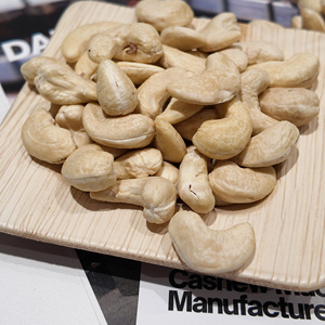 Noix de cajou blanches W320 du Vietnam 100% biologiques en vrac, certifiées Halal, adaptées à l'exportation mondiale et à l'industrie agroalimentaire - Product Image 3