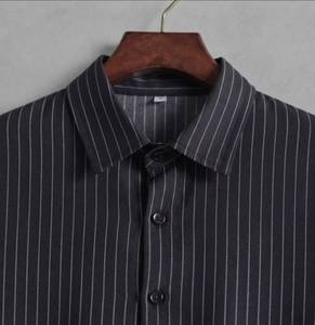 Chemise à manches courtes rayée noire pour garçons, respirante, avec boutons, impression personnalisée du numéro au dos, style streetwear décontracté, chemise tendance pour l'été - Product Image 3