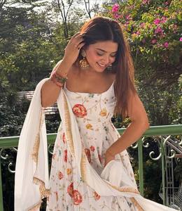 Robe Anarkali longue blanche brodée de fleurs avec dupatta, tenue décontractée d'été pour femmes indiennes et pakistanaises, en coton - Product Image 2