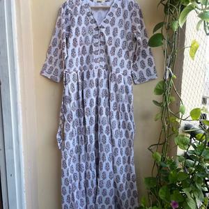 Robe longue décontractée en coton indien, imprimée à la main, avec broderies florales, tunique longue artisanale, robe maxi à imprimé floral - Product Image 1