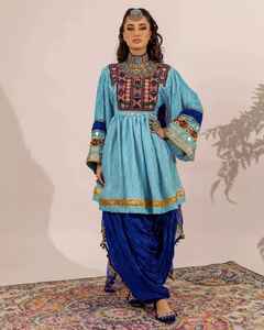 Robe de mariée afghane Kuchi faite à la main, tie-dye bleu et blanc, longueur genoux, avec broderies multicolores et travail de miroirs. - Product Image 2