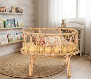 Cuna de bebé artesanal de ratán natural con marco de mimbre tejido a mano y diseño festoneado decorativo para guardería y recién nacidos - Product Image 6