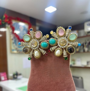 Boucles d'oreilles clous en zircon plaqué or de qualité supérieure, aspect pierre, pour femmes et jeunes filles, idéales pour mariages et soirées, tendance et mode. - Product Image 2