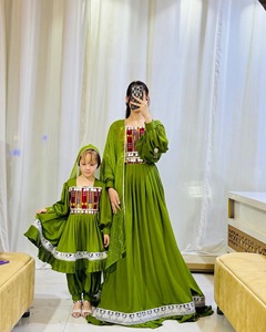 Ensemble de robe vintage Gulbahar en mousseline brodée de style tribal Balochi, manches longues, plusieurs couleurs, style pakistanais, travail artisanal avec des miroirs - Product Image 1