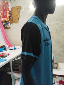 Camiseta de Béisbol para Hombre Gentlemen Club, Azul y Negro, Manga Corta, Logotipo Bordado, Cierre de Botones, Corte Regular, Todas las Temporadas, Directo de Fábrica - Product Image 5