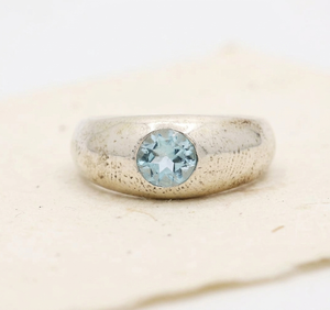 Bague en topaze bleue naturelle 1 carat, argent sterling 925, sertie clos, faite à la main, bande bombée, certifiée IGI, bijoux unisexe pour mariage et fête - Product Image 5
