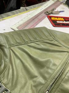 Veste en cuir d'hiver de haute qualité, logo personnalisé sur le devant, streetwear tendance avec col montant, vestes 100% cuir véritable - Product Image 5