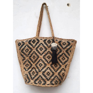 Sac fourre-tout artisanal The Coastal Mirage en raphia naturel, jute et jonc de mer tressé avec accents en rotin, motif évasion tropicale rêveuse - Product Image 3