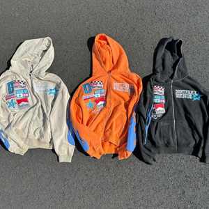 แจ็คเก็ตผู้ชายเสื้อครอปแบบมีซิปมีฮู้ดสำหรับสตรีทแวร์ปักลาย3D พัฟ - Product Image 1