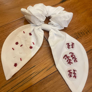 Chouchou à nœud perlé blanc fait à la main avec broderie motif de baseball accessoire de cheveux de sport filles porte-queue de cheval en gros - Product Image 1