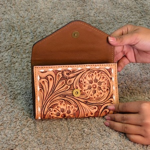 Nuevo y Moderno Tarjetero Monedero de Cuero Genuino 100% Tallado a Mano, Mini Porta Tarjetas de Crédito e Identificación para Mujer, Uso Profesional - Product Image 2