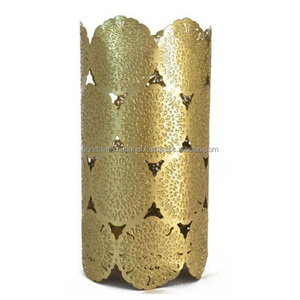 Portavelas votivo redondo de hierro con acabado dorado antiguo para iluminar la decoración del hogar y otros candelabros - Product Image 6