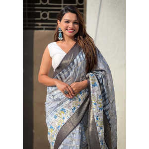 Sari de Seda Chanderi Gris con Estampado Floral de Elite Weaves, con Borde de Panel Jacquard Tejido con Zari, Ropa India y Pakistaní - Product Image 3