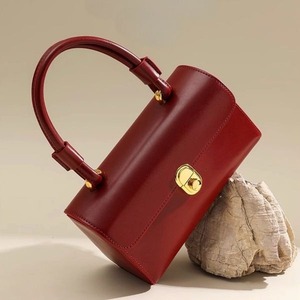 Bolso de mano de cuero genuino rojo para mujer, estilo vintage, con asa superior, estructurado, tipo bandolera, con cierre dorado y diseño de caja. - Product Image 1