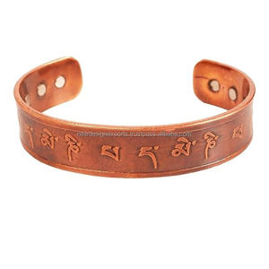 Pulsera Magnética Minimalista de Cobre para Terapia Diaria con Mantra Tibetano Grabado - Product Image 5