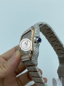 AARVA JEWELS นาฬิกาข้อมือสแตนเลสสตีลทรงสี่เหลี่ยมประดับเพชรหรูหราสไตล์วินเทจ สายสีเหลืองทอง หน้าปัดแสดงเวลาแบบอนาล็อก ตัวเลขโรมัน ระบบควอตซ์ ขนาด 40 มม. - Product Image 3