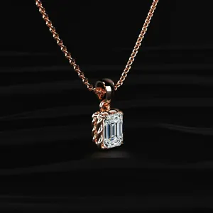 Colgante Solitario con Corte Esmeralda y Marco de Cuerda Trenzada, Color D-E con Claridad VVS-VS, Diamante Cultivado en Laboratorio con Certificación IGI - Product Image 4