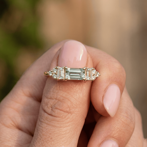 Anillo de Compromiso de Diamantes Redondos Brillantes Chapados en Oro S925, Colección Luxury Trilogy - Product Image 3