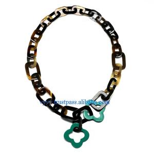 Collar de cuerno de búfalo elegante y ecológico hecho a mano para mujer VN02A, con ajuste de tamaño, cadena con engaste de garra, ideal para bodas y fiestas. - Product Image 1