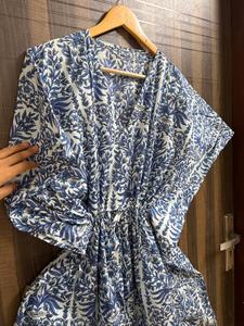 Vestido Maxi Kaftan de Algodón Azul con Estampado Floral para Mujer, Ligero, para Playa, Verano, Estilo Boho, con Mangas Murciélago y Cuello en V - Product Image 4
