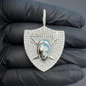 จี้โมอิสซาไนต์แบบกำหนดเอง ประดับเพชรเต็มรูปแบบ รูปทรงโล่ฮีโร่ สไตล์ฮิปฮอป สำหรับผู้ชาย พร้อมจี้และชาร์มเงินแท้ 925 - Product Image 1