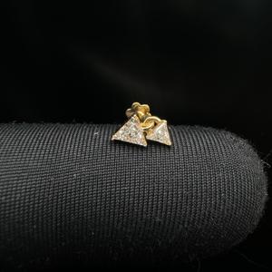 Élégantes boucles d'oreilles pendantes en diamant de laboratoire triangulaire invisible, en or 14 carats, avec design à clou fileté pour cartilage. - Product Image 4