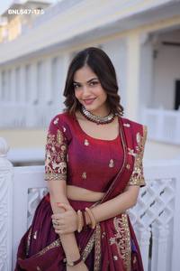 Lehenga Choli y Dupatta de Seda Elegante y Hermosa con Bordado de Lentejuelas y Hilo Zari, Ropa Étnica - Product Image 3