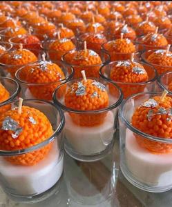 Bougies artisanales Motichoor Laddu en pot de verre parfumées, texture alimentaire réaliste, teinte orange vibrante, feuille d'argent Vark - Product Image 1