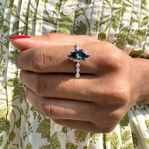 Anillo de compromiso de diamante negro talla marquesa cultivado en laboratorio con halo oculto y banda de diamantes inspirada en hojas en oro blanco - Product Image 6