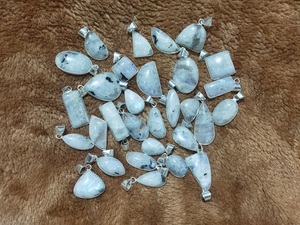 Colgante de Piedra Lunar Verde Natural con Engaste Vintage en Forma de Lágrima, Bañado en Plata 925, Gema Hecha a Mano, Venta al por Mayor - Product Image 1