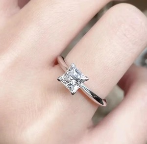 Anillo de compromiso de plata de ley 925 con incrustaciones de diamantes, corte radiante VVS D, anillo de boda clásico con piedras de diamante para mujer - Product Image 2