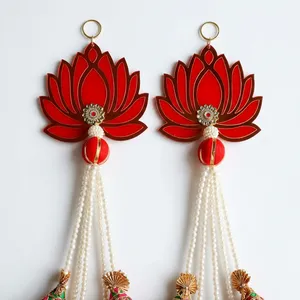 Decoración Tradicional de Pared con Loto Rojo y Dorado, con Borlas de Cuentas y Adornos de Campanas para la Entrada del Hogar en Diwali, 2 Piezas - Product Image 2