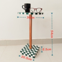 Table d'Appoint Faite Main en Résine Florale Verte Incrustée avec Base Damier et Pieds en Bois – Meuble Élégant et Compact pour Toute Pièce